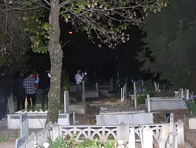 Çorum Gizemli Kızın Görüldüğü Mezarlığa Akın Edenler, Polise Zor Anlar Yaşattı Gizemli Kızın Ağladığı Mezarlığa Yüzlerce Kişi Akın Etti! Polis Zor Anlar Yaşadı