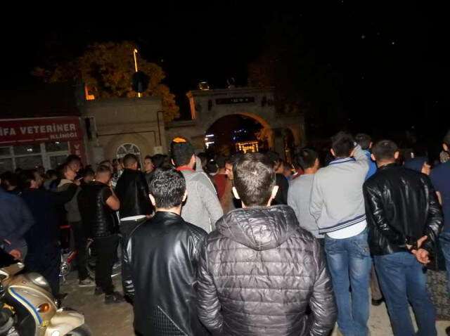 Çorum Gizemli Kızın Görüldüğü Mezarlığa Akın Edenler, Polise Zor Anlar Yaşattı Gizemli Kızın Ağladığı Mezarlığa Yüzlerce Kişi Akın Etti! Polis Zor Anlar Yaşadı