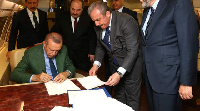 Cumhurbaşkanı Erdoğan Cumhur İttifakı Protokolü'nü Uçakta İmzaladı