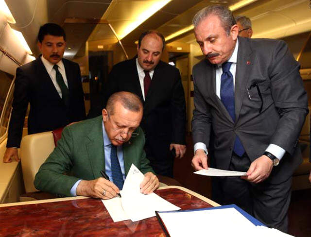Cumhurbaşkanı Erdoğan Cumhur İttifakı Protokolü'nü Uçakta İmzaladı