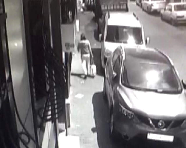 Bebeği Çanta İçinde Sokağa Attı, Temizlik İşçileri Buldu! O Anlar Anbean Kaydedildi