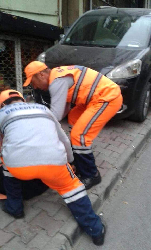 Bebeği Çanta İçinde Sokağa Attı, Temizlik İşçileri Buldu! O Anlar Anbean Kaydedildi