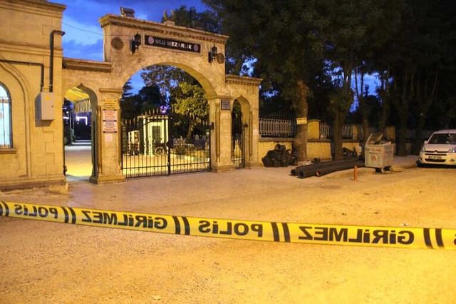 Gece Mezarlığa Gelip Ağlayan Kız, Dün Gece Gelmedi! Sır Perdesi Polisin Yerleştirdiği Kamerayla Çözülecek