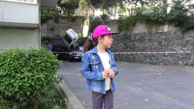 İstinat Duvarından Aşağı Uçan Otomobil, 2 Aracın Üstüne Düştü Akılalmaz Kaza! İstinat Duvarından Aşağı Uçan Otomobil, 2 Aracın Üstüne Düştü