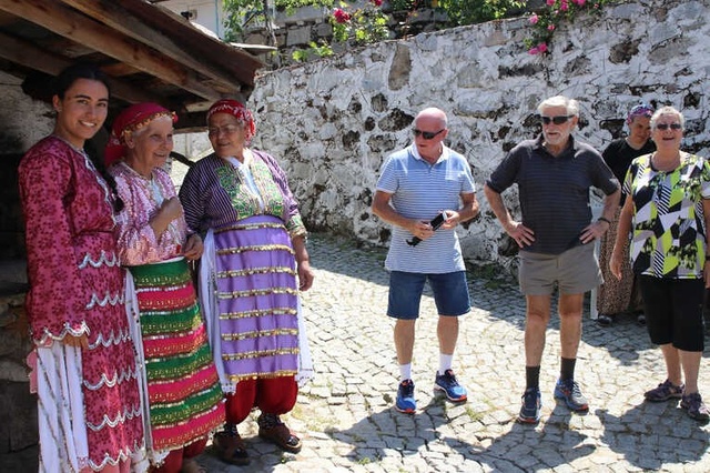 Turistleri Evlerinde Konuk Eden Köylüler, Hem Para Kazanıyor Hem Köylerini Tanıtıyor