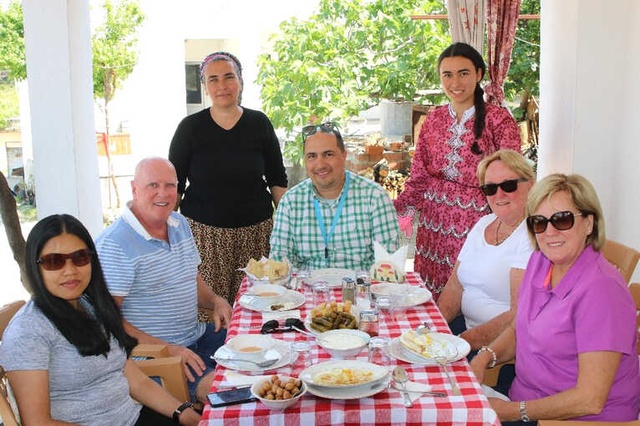 Turistleri Evlerinde Konuk Eden Köylüler, Hem Para Kazanıyor Hem Köylerini Tanıtıyor