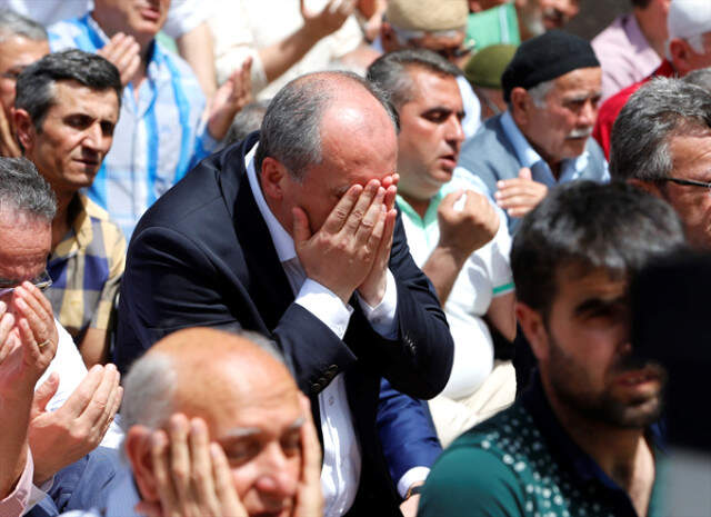 Adaylığı Açıklanan Muharrem İnce, Cuma Namazını Hacı Bayram-ı Veli Camii'nde Kıldı