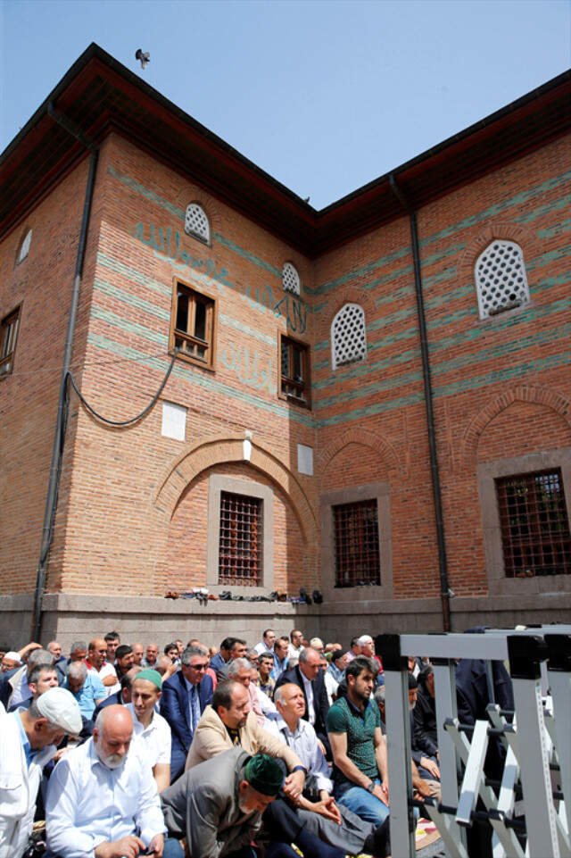 Adaylığı Açıklanan Muharrem İnce, Cuma Namazını Hacı Bayram-ı Veli Camii'nde Kıldı