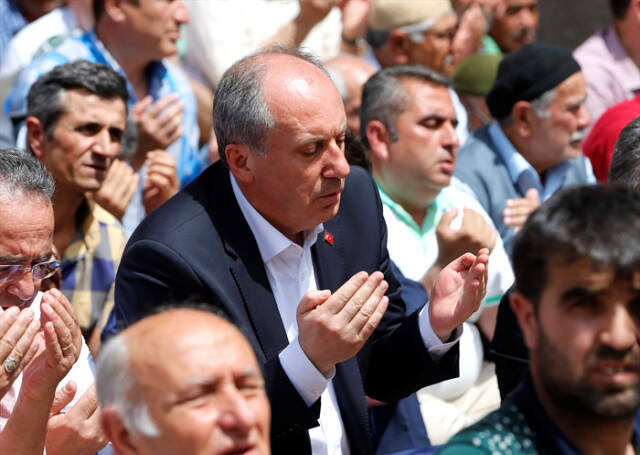 Adaylığı Açıklanan Muharrem İnce, Cuma Namazını Hacı Bayram-ı Veli Camii'nde Kıldı