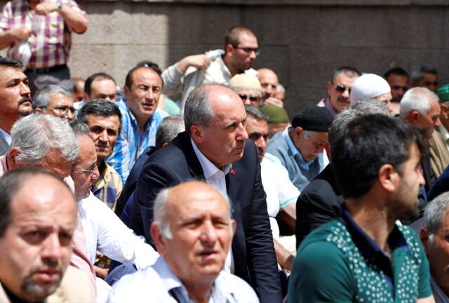 Adaylığı Açıklanan Muharrem İnce, Cuma Namazını Hacı Bayram-ı Veli Camii'nde Kıldı