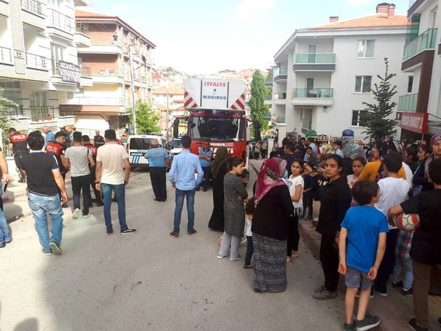 Önce Annesini Bıçaklayıp Balkona Kilitledi, Sonra 6 Aylık Bebeğini Balkondan Aşağı Attı
