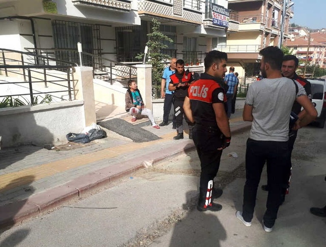 Önce Annesini Bıçaklayıp Balkona Kilitledi, Sonra 6 Aylık Bebeğini Balkondan Aşağı Attı