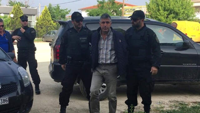 Yunanistan, Mahkemenin Serbest Bıraktığı Kepçe Operatörünü Tutuyor Kepçeyle Sınırı Yıkıp Geçmişti! Yunanistan, Operatörü Türkiye'ye Göndermiyor