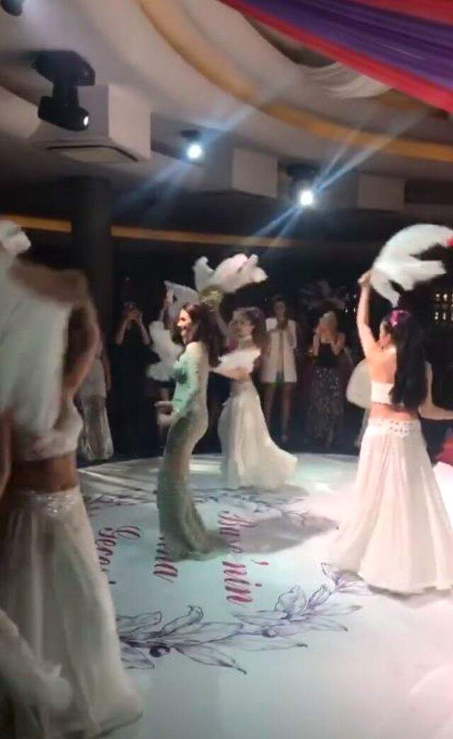 Alişan ile Buse Varol Kına Gecesi Düzenledi! Gelinin Kıyafetleri Dikkat Çekti