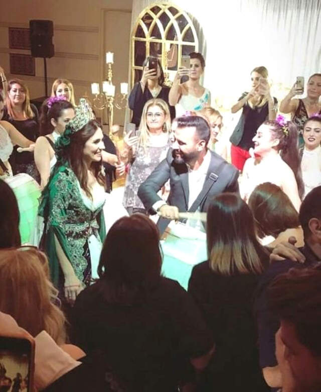 Alişan ile Buse Varol Kına Gecesi Düzenledi! Gelinin Kıyafetleri Dikkat Çekti
