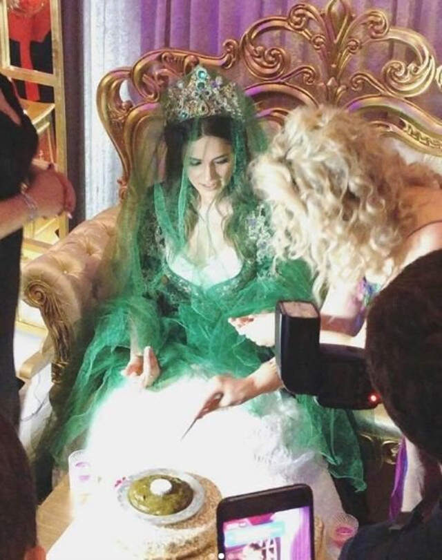 Alişan ile Buse Varol Kına Gecesi Düzenledi! Gelinin Kıyafetleri Dikkat Çekti