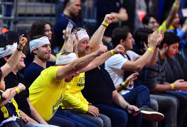 Fenerbahçeli Taraftarlar, Beşiktaş Maçında <a class='keyword-sd' href='/senol-gunes/' title='Şenol Güneş'>Şenol Güneş</a>'e Gönderme Yaptı