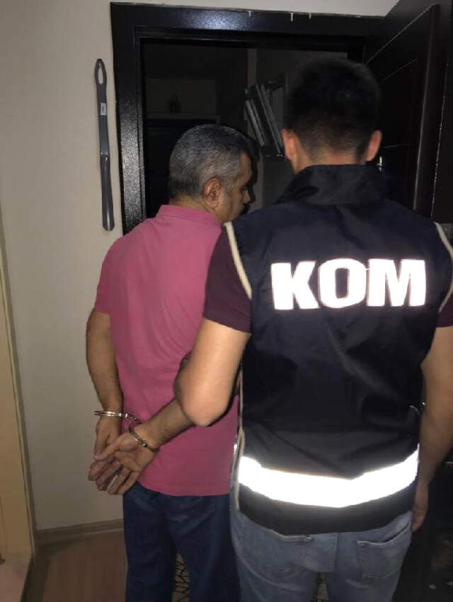 İzmir'de FETÖ'nün 118 Gaybubet Evine Baskın: 72 Kişi Gözaltında