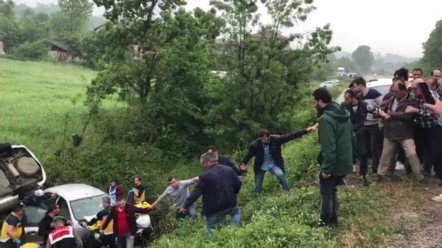 Şarampole Uçan Araçlardaki Yaralılara Yardıma Koşanlara Araç Çarptı