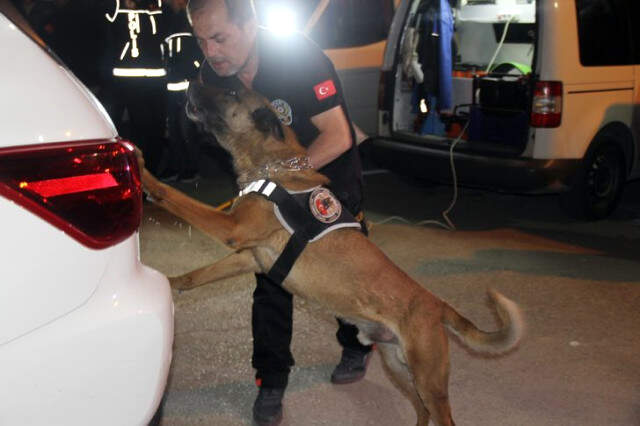 Lüks Aracın Bagajından 10 Milyon TL Değerinde 98,5 Kilo Eroin Ele Geçirildi Lüks Aracın Bagajından 10 Milyon TL Değerinde 98,5 Kilo Eroin Ele Geçirildi