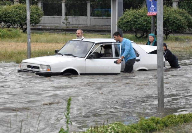 Trafik Felç Oldu! Başkent'i Yine Sağanak Vurdu, Ev ve İş Yerini Su Bastı Trafik Felç Oldu! Başkent'i Yine Sağanak Vurdu, Ev ve İş Yerini Su Bastı