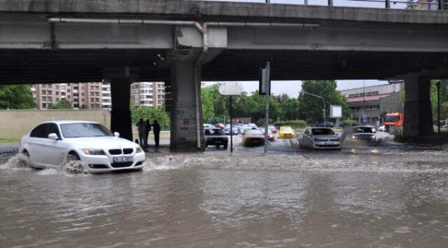 Trafik Felç Oldu! Başkent'i Yine Sağanak Vurdu, Ev ve İş Yerini Su Bastı Trafik Felç Oldu! Başkent'i Yine Sağanak Vurdu, Ev ve İş Yerini Su Bastı