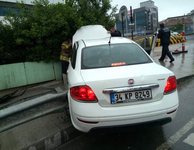 Yağışlı Hava Kazaya Neden Oldu: Araçta Sıkışan Sürücüyü İtfaiye Kurtardı