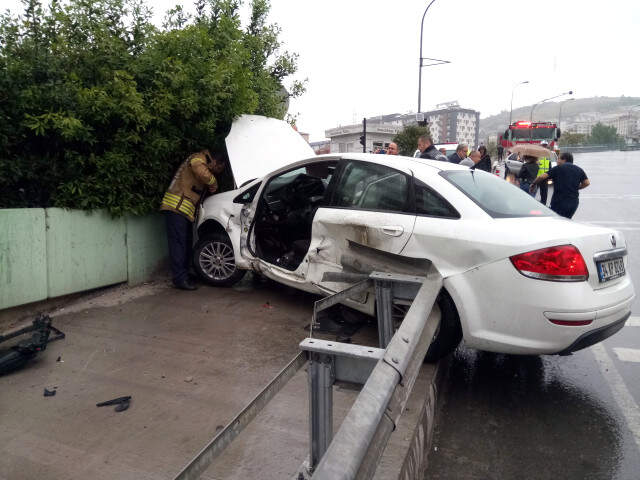 Yağışlı Hava Kazaya Neden Oldu: Araçta Sıkışan Sürücüyü İtfaiye Kurtardı
