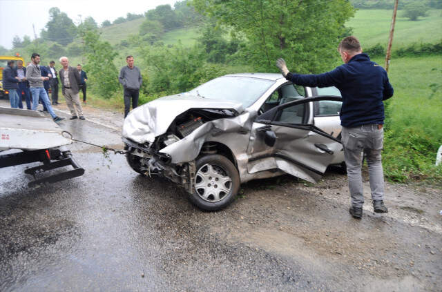 Yağmur Nedeniyle Aynı Yolda 2 Saat İçinde 11 Araç Kaza Yaptı