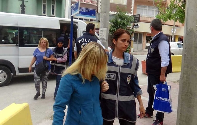 Fuhuş Operasyonu! Masaj Salonunda Uygunsuz Halde Basıldılar