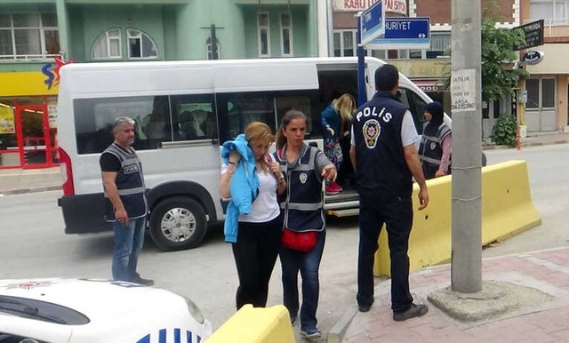 Fuhuş Operasyonu! Masaj Salonunda Uygunsuz Halde Basıldılar