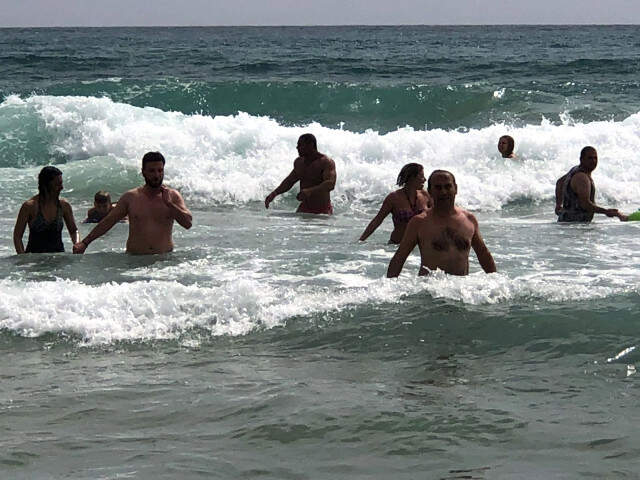 Dev Dalgalara Aldırış Etmeyen Turistler Pes Dedirtti: Bu Keyif Boğulmaya Değer