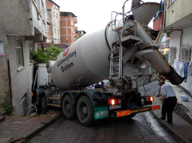 Kağıthane'de Facianın Eşiğinde Dönüldü; Kayan Beton Mikseri Eve Girdi Facianın Eşiğinden Dönüldü! Kayan Beton Mikseri Evin Oturma Odasına Girdi
