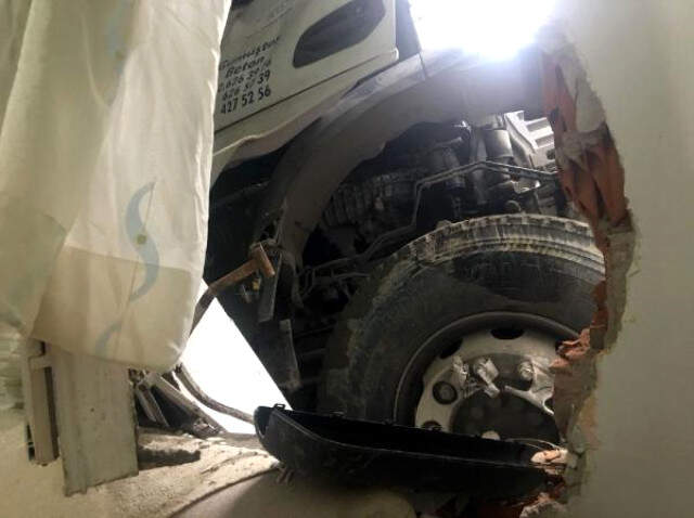 Kağıthane'de Facianın Eşiğinde Dönüldü; Kayan Beton Mikseri Eve Girdi Facianın Eşiğinden Dönüldü! Kayan Beton Mikseri Evin Oturma Odasına Girdi