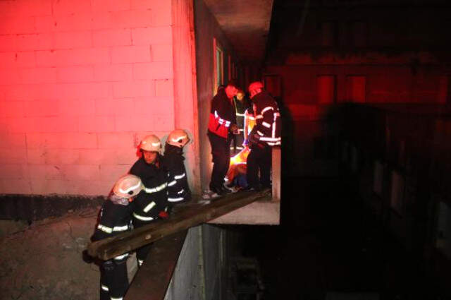 Kocaeli'de 2 Kişi Tarafından Bıçaklanan Adam, İnşaata Atıldı Kocaeli'de 2 Kişi Tarafından Bıçaklanan Adam, İnşaata Atıldı