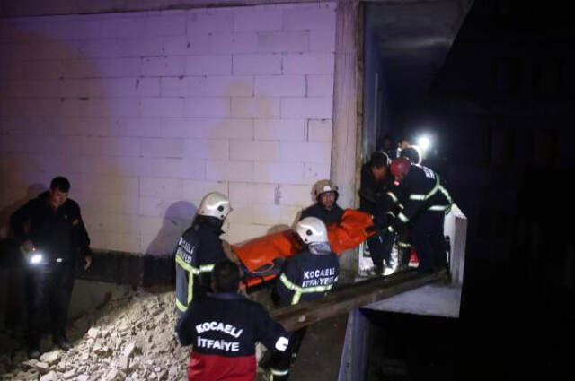 Kocaeli'de 2 Kişi Tarafından Bıçaklanan Adam, İnşaata Atıldı Kocaeli'de 2 Kişi Tarafından Bıçaklanan Adam, İnşaata Atıldı