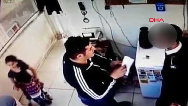 Site Yöneticisi Güvenlikçiyi Darp Ederken, 2 Küçük Çocuğu da İzledi