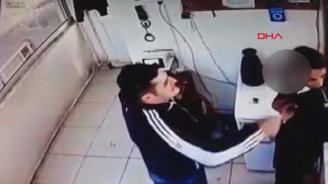 Site Yöneticisi Güvenlikçiyi Darp Ederken, 2 Küçük Çocuğu da İzledi Site Yöneticisi Güvenlikçiyi Darp Ederken, 2 Küçük Çocuğu da İzledi