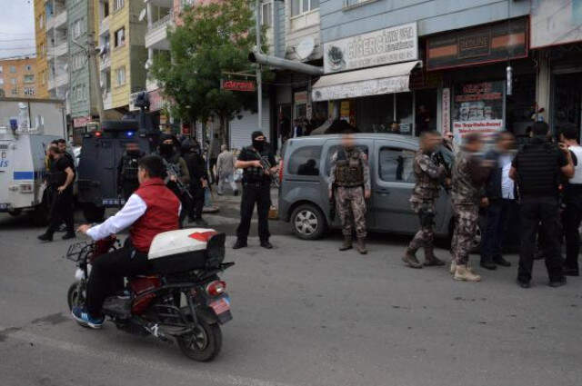 Diyarbakır'da 2 Polisi Bıçaklayıp Kaçmaya Çalışan Hırsız, Vurularak Yakalandı