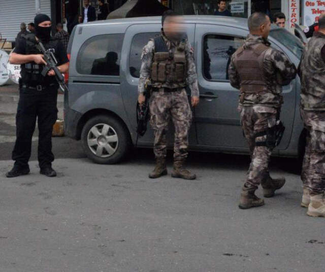 Diyarbakır'da 2 Polisi Bıçaklayıp Kaçmaya Çalışan Hırsız, Vurularak Yakalandı