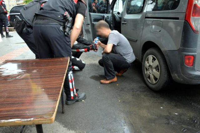 Diyarbakır'da 2 Polisi Bıçaklayıp Kaçmaya Çalışan Hırsız, Vurularak Yakalandı