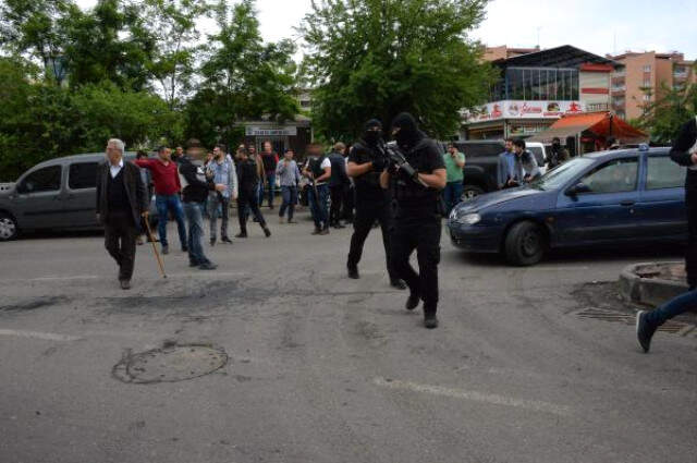 Diyarbakır'da 2 Polisi Bıçaklayıp Kaçmaya Çalışan Hırsız, Vurularak Yakalandı