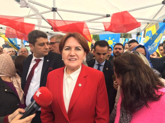 Akşener, Partisinin Saldırıya Uğrayan Standını Ziyaret Etti