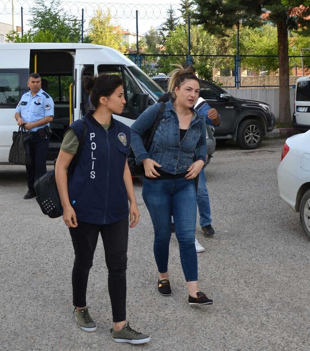 Polis Baskınında Şok Görüntüler! Hayat Kadını Dolaptan Çıktı