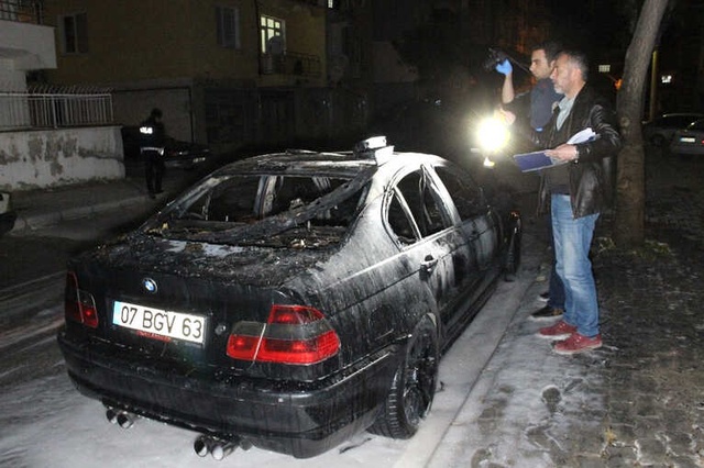 Anahtarı İsteyen Kardeşine Kızdı, Lüks Arabayı Benzin Döküp Yaktı
