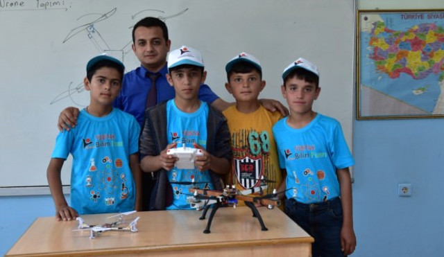Köy Okulu Öğrencileri Yerli Malzemelerle Drone Yaptı