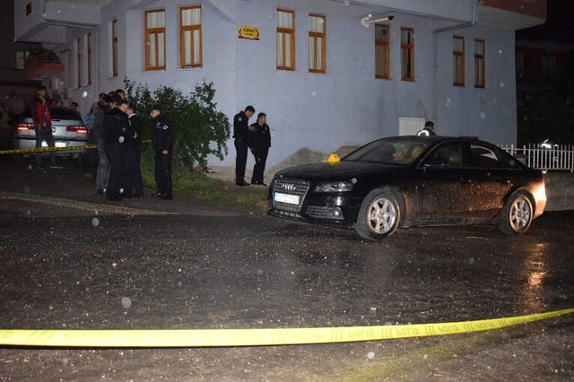 Kız İstemeye Giden Ailenin Arabasını Taradılar: 2 Yaralı