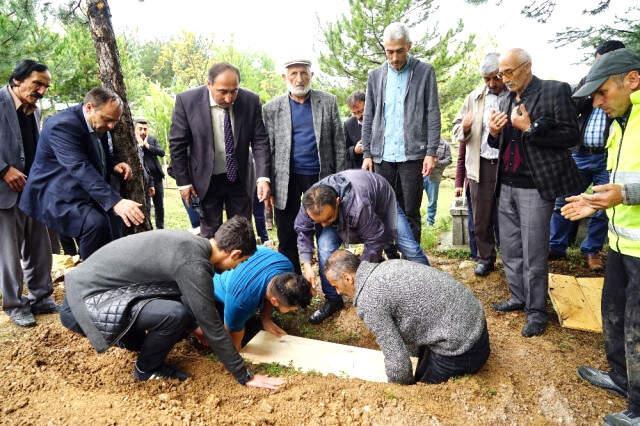 Vahşice Öldürüldükten Sonra Yakılan 5 Kişilik Aile, Tek Tabutta Bebek Mezarına Defnedildi