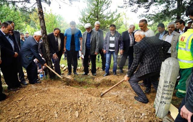 Vahşice Öldürüldükten Sonra Yakılan 5 Kişilik Aile, Tek Tabutta Bebek Mezarına Defnedildi