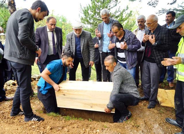 Vahşice Öldürüldükten Sonra Yakılan 5 Kişilik Aile, Tek Tabutta Bebek Mezarına Defnedildi